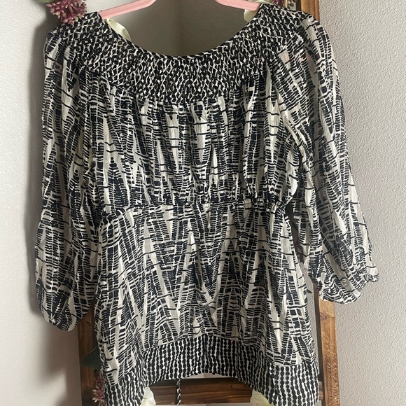 BCBGMaxAzria 10% Silk Boho Peasant Top Smocked Tie Waist Size XS EUC Fits Small - Picture 11 of 13